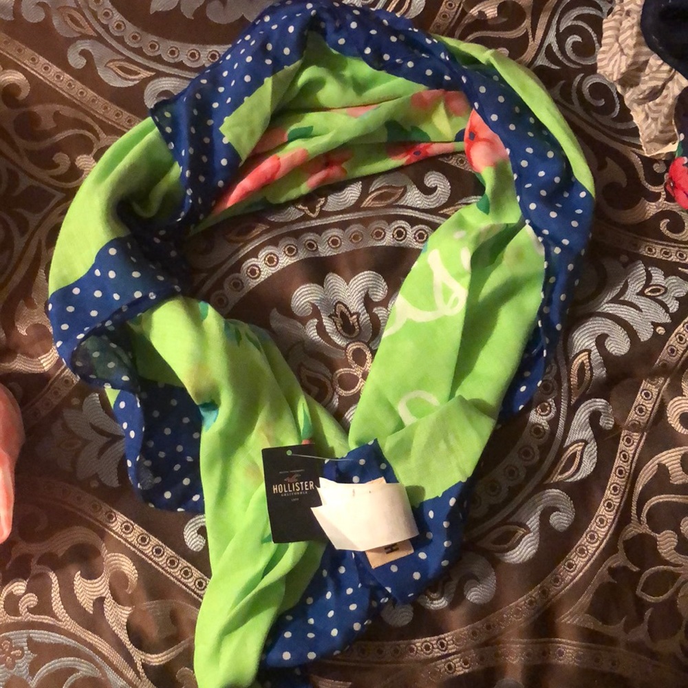 Hollister scarf